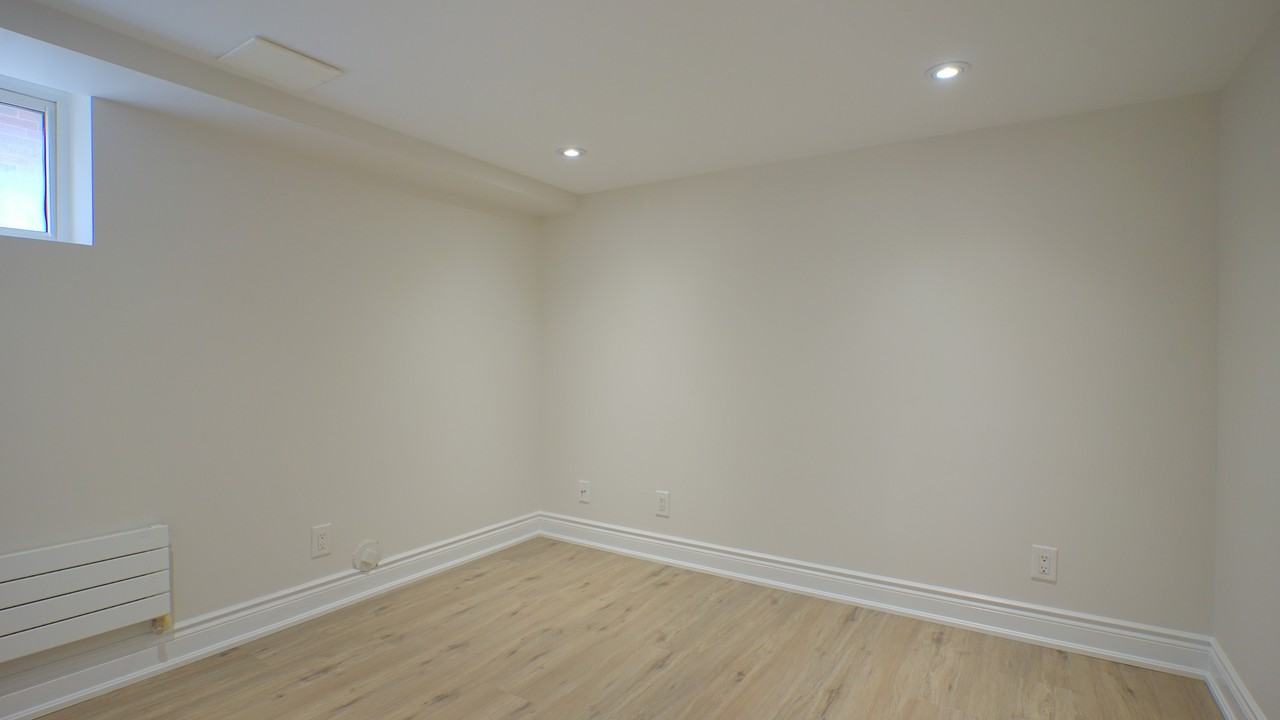 881 Coxwell Ave Lowr - Photo 7 of 17