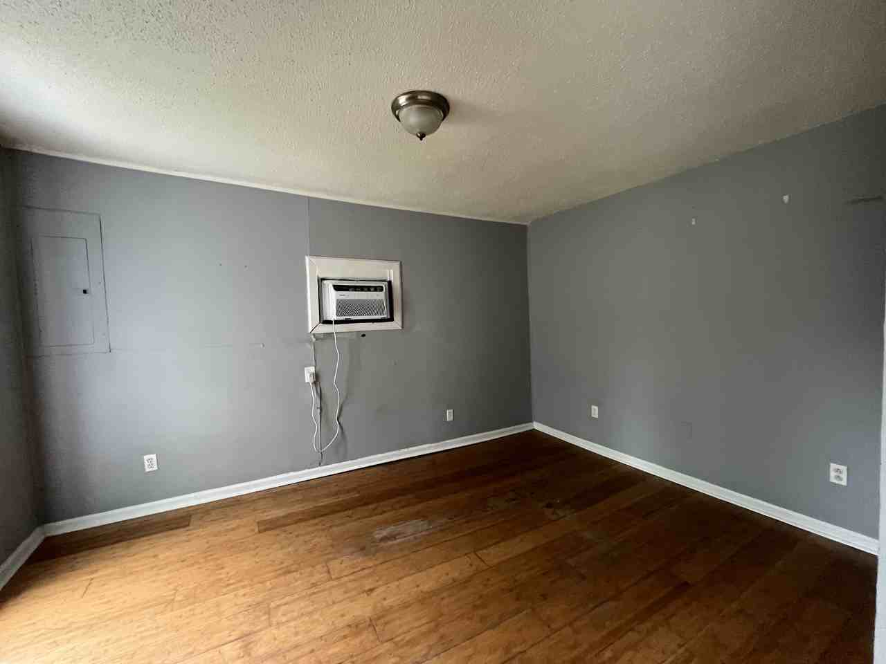 406 W Ripley Ave #1 - Photo 3 of 10