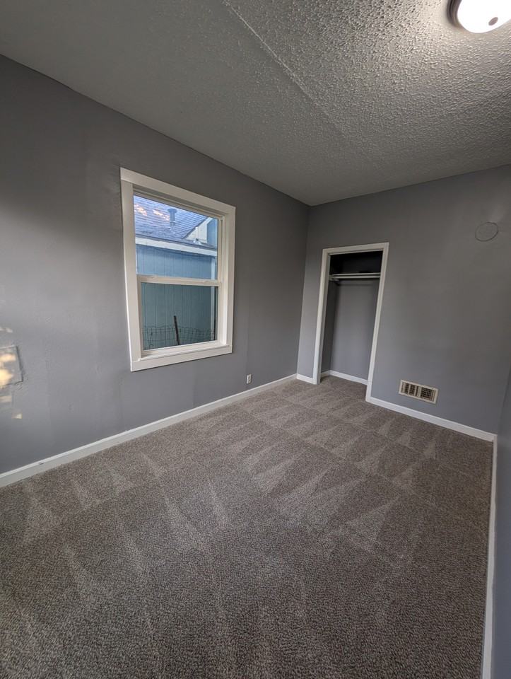 1011 Ne Seward Ave #1 - Photo 3 of 11