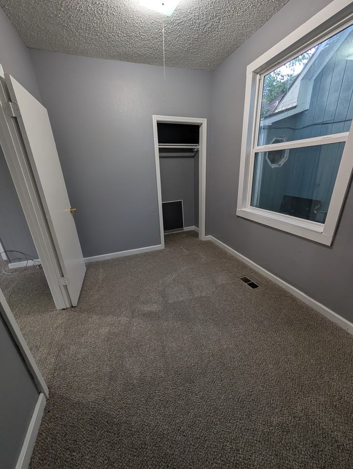 1011 Ne Seward Ave #1 - Photo 4 of 11