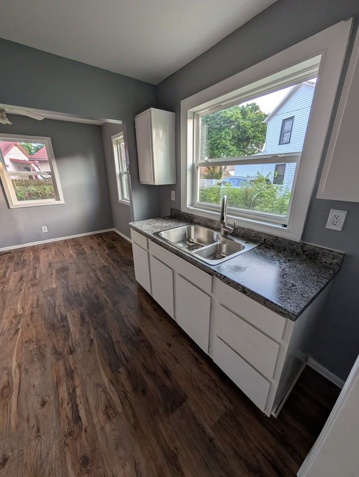 1011 Ne Seward Ave #1 - Photo 6 of 11