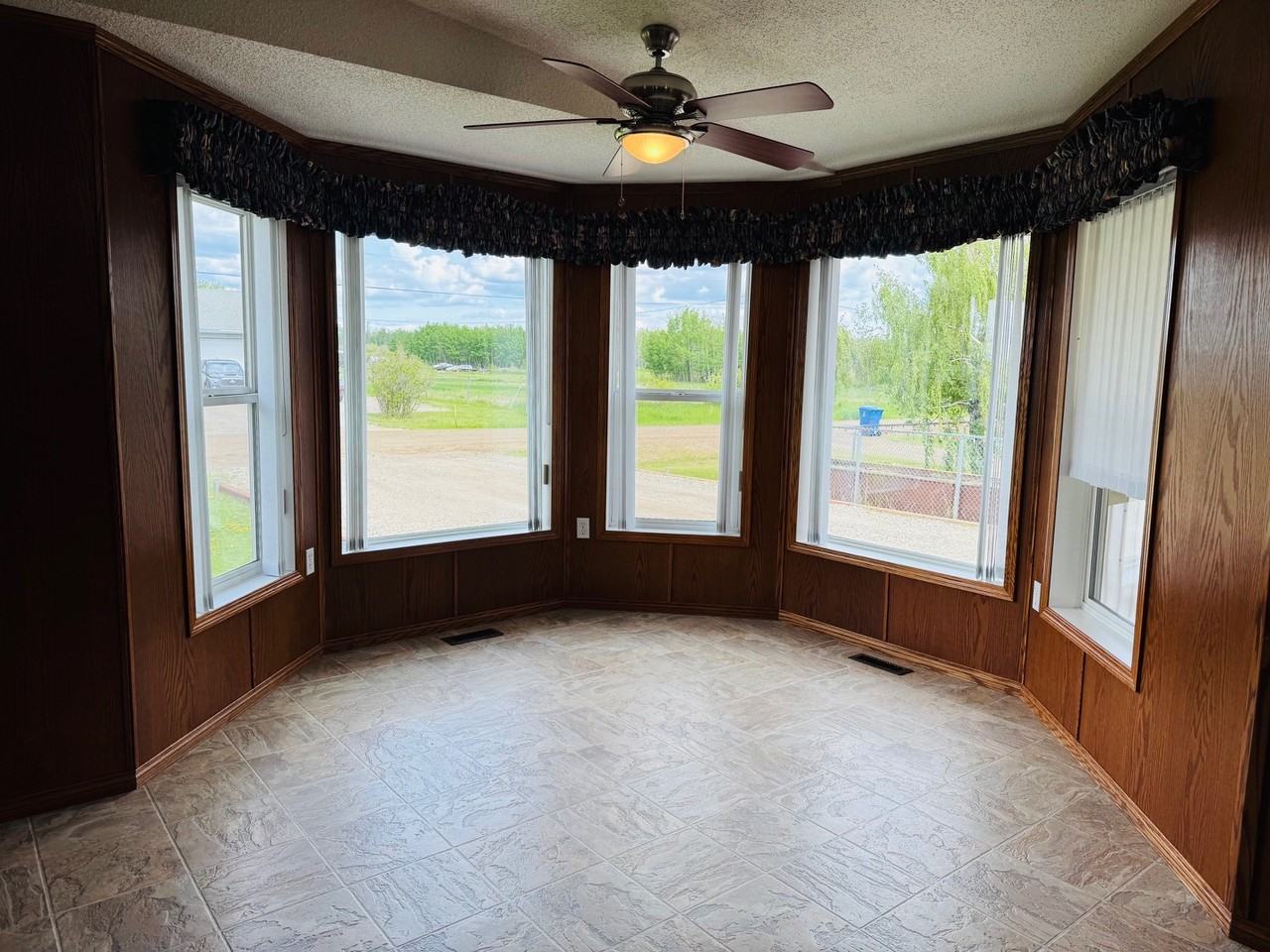 8219 101 Ave - Photo 5 of 18