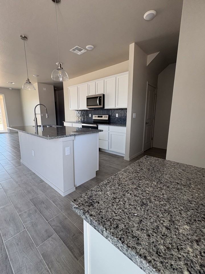 3073 Gladstone St #1 - Photo 3 of 17