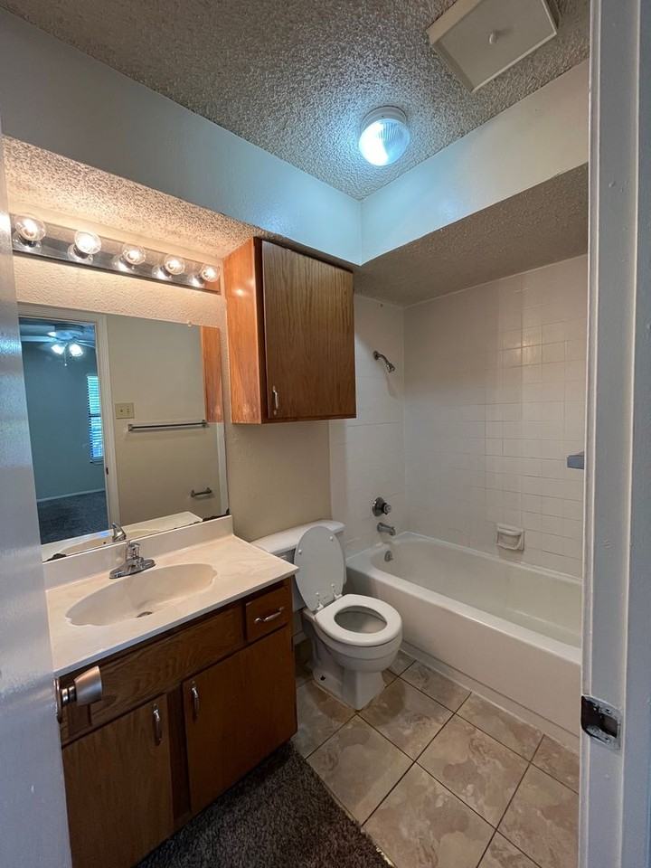Bentwood Apartments - Photo 3 of 11