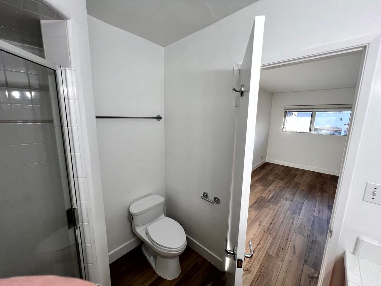 808-812 Westmount Drive - Photo 4 of 34