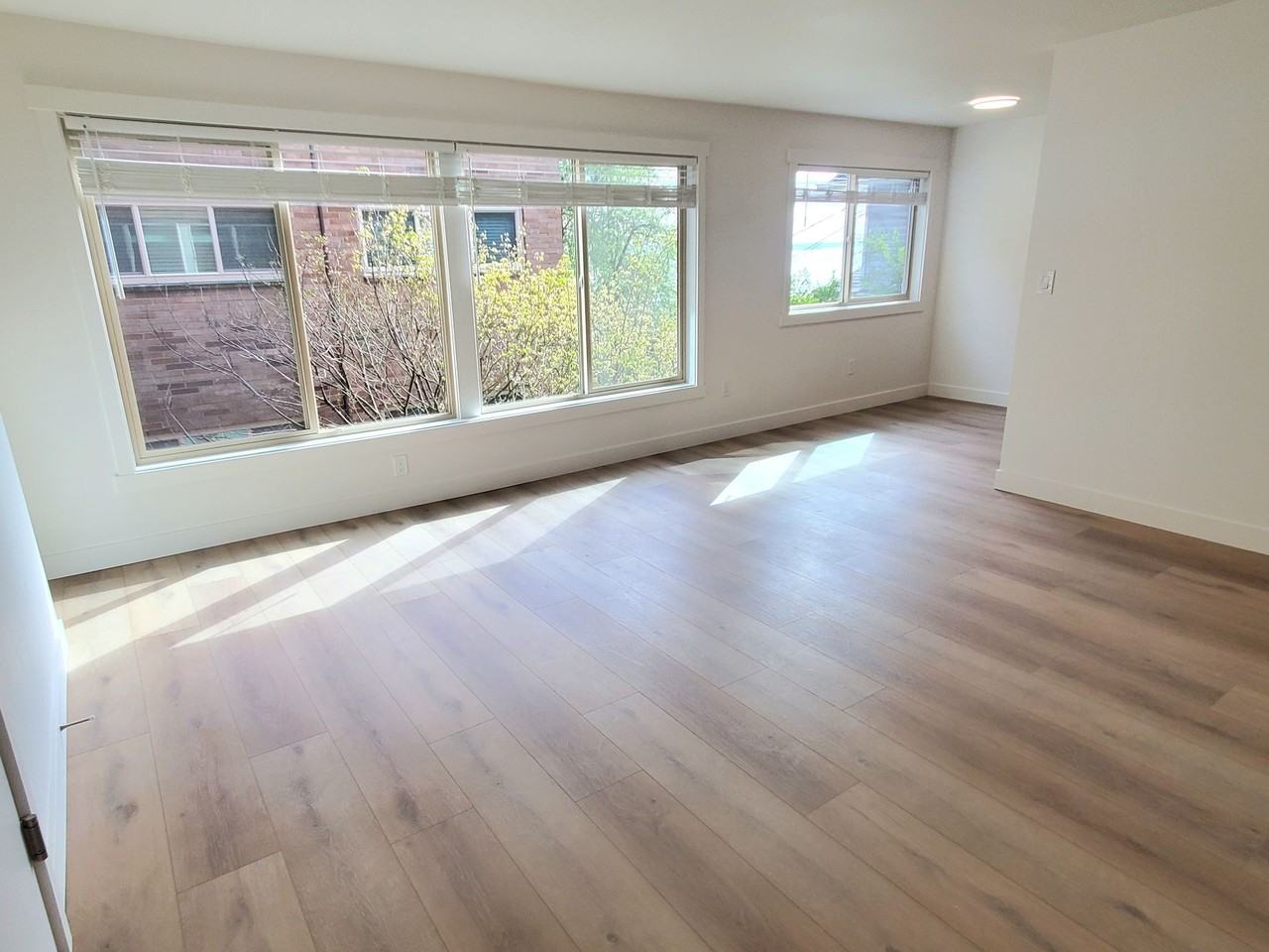 1101 Queen Anne Ave N - Photo 4 of 11