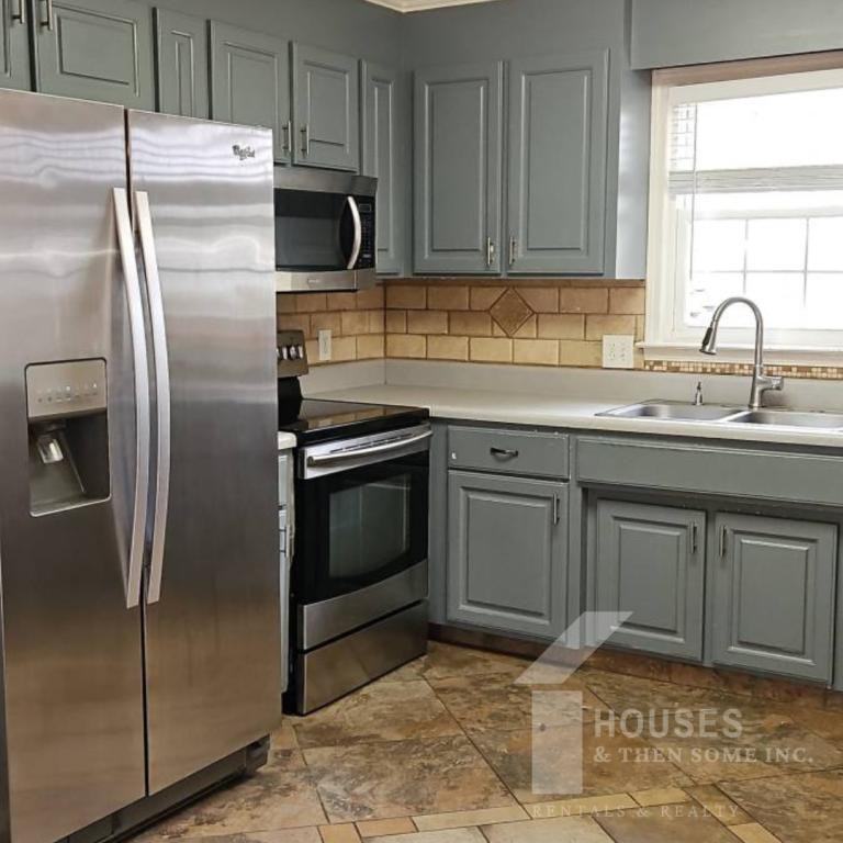 423 Rollingwood Dr - Photo 3 of 22
