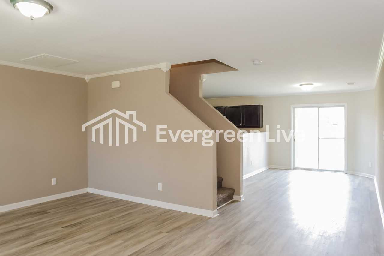 3193 Castlecreek Dr - Photo 2 of 15