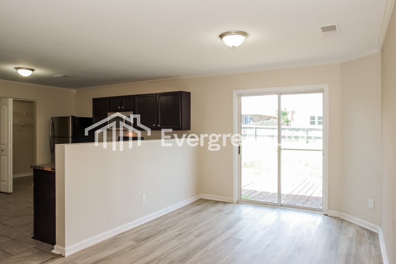 3193 Castlecreek Dr - Photo 4 of 15