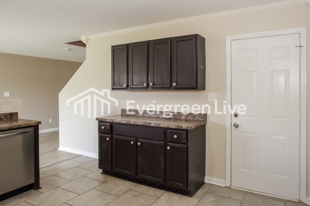 3193 Castlecreek Dr - Photo 5 of 15