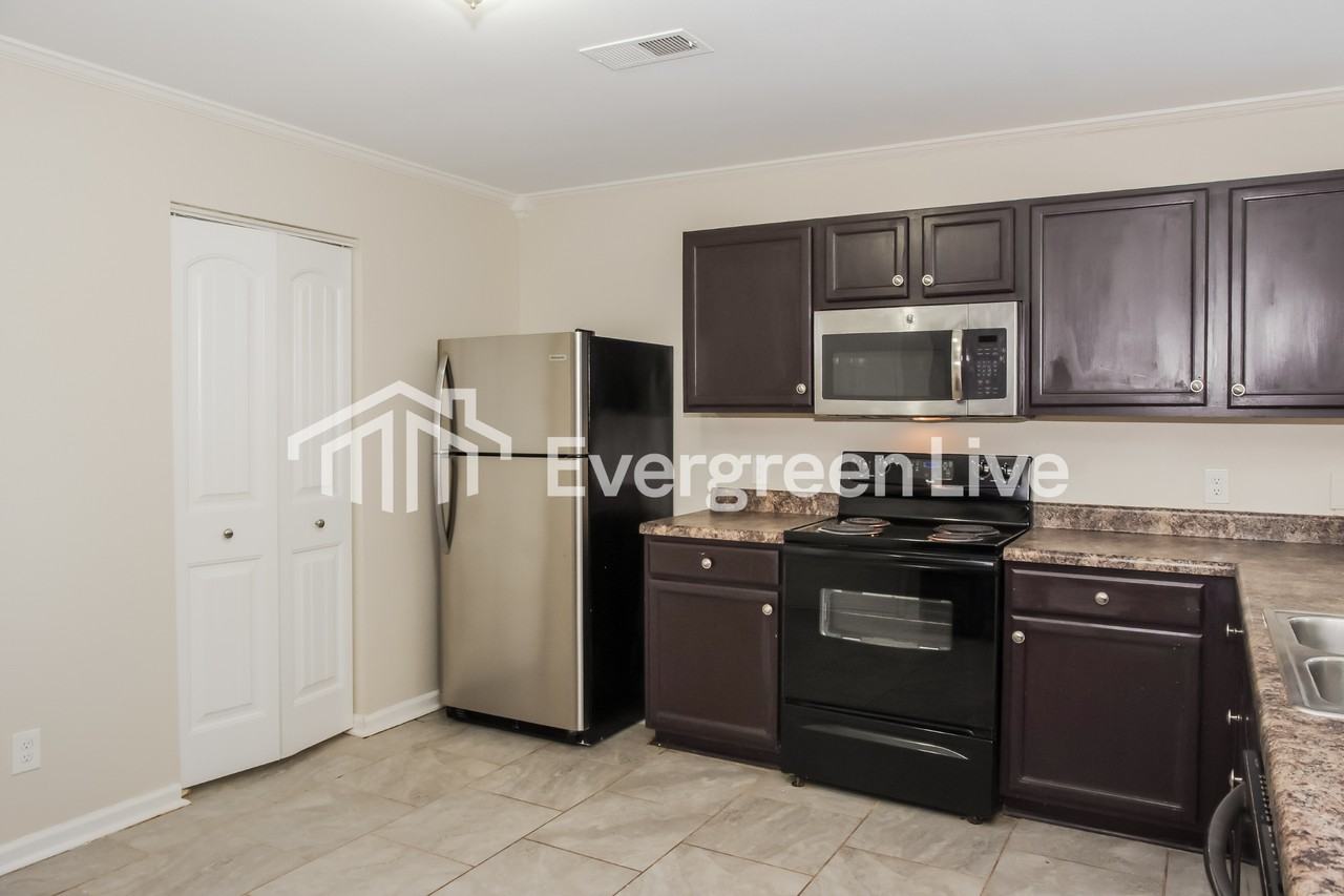 3193 Castlecreek Dr - Photo 7 of 15