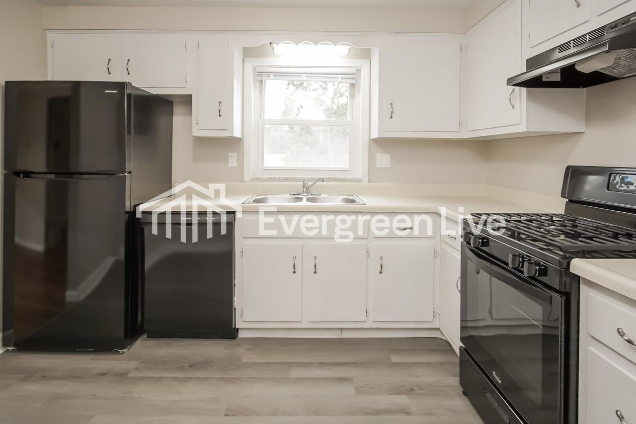 5337 Elmwood Dr - Photo 5 of 15