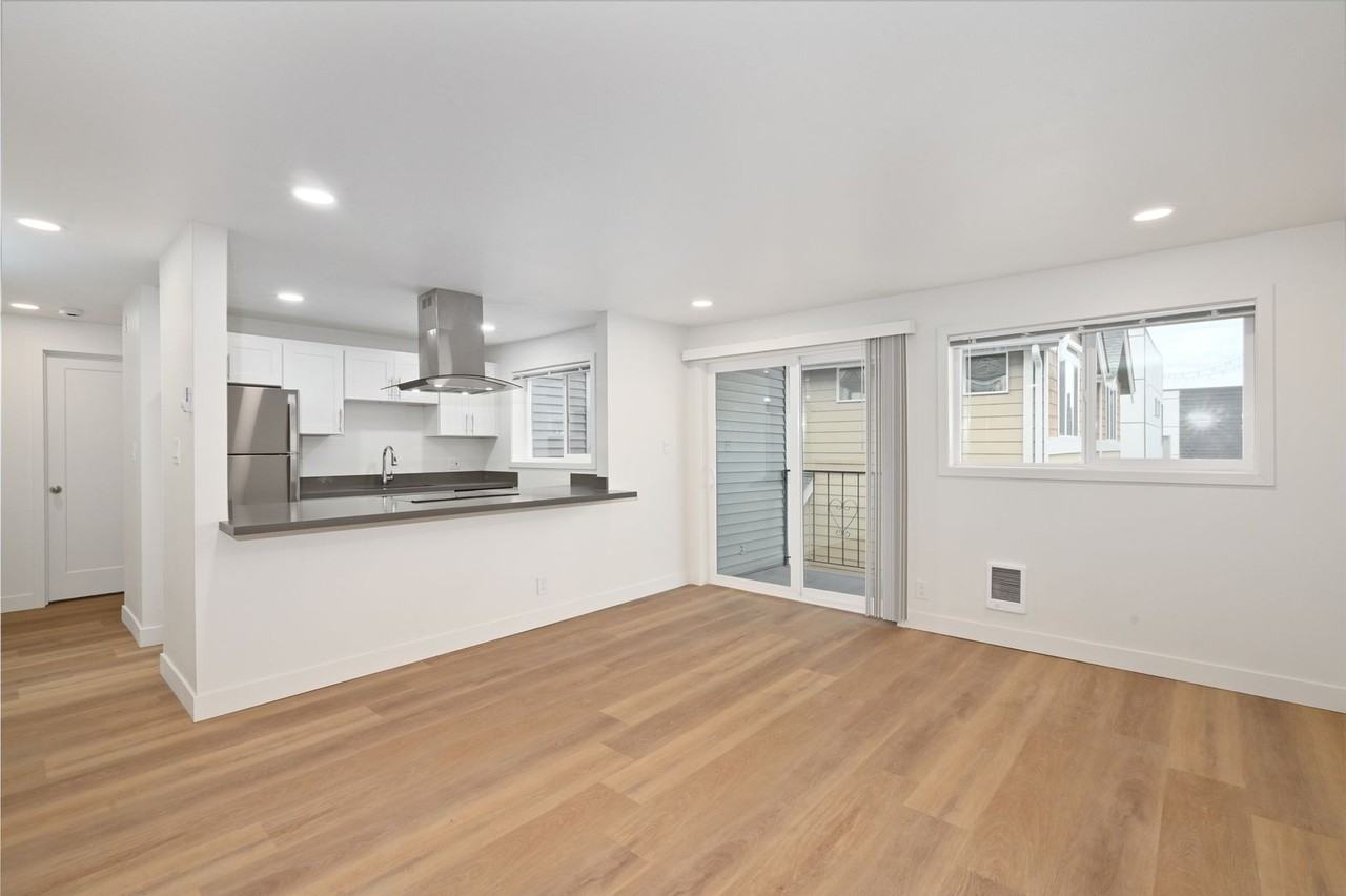 732 N 95th St - Photo 3 of 32