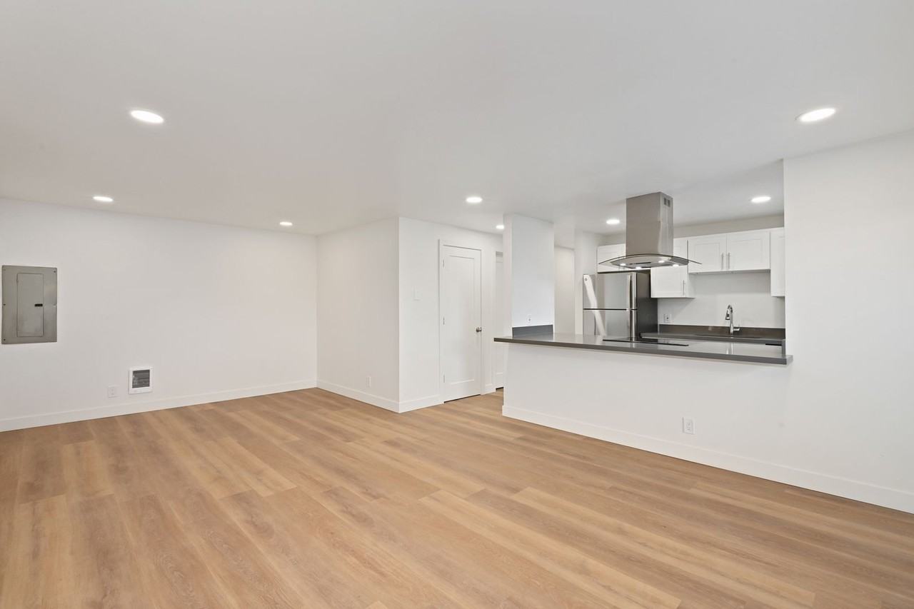 732 N 95th St - Photo 4 of 32