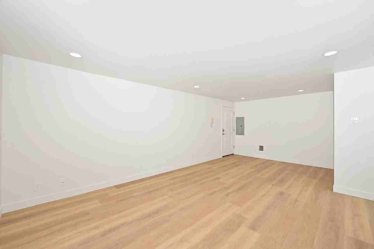 732 N 95th St - Photo 5 of 32