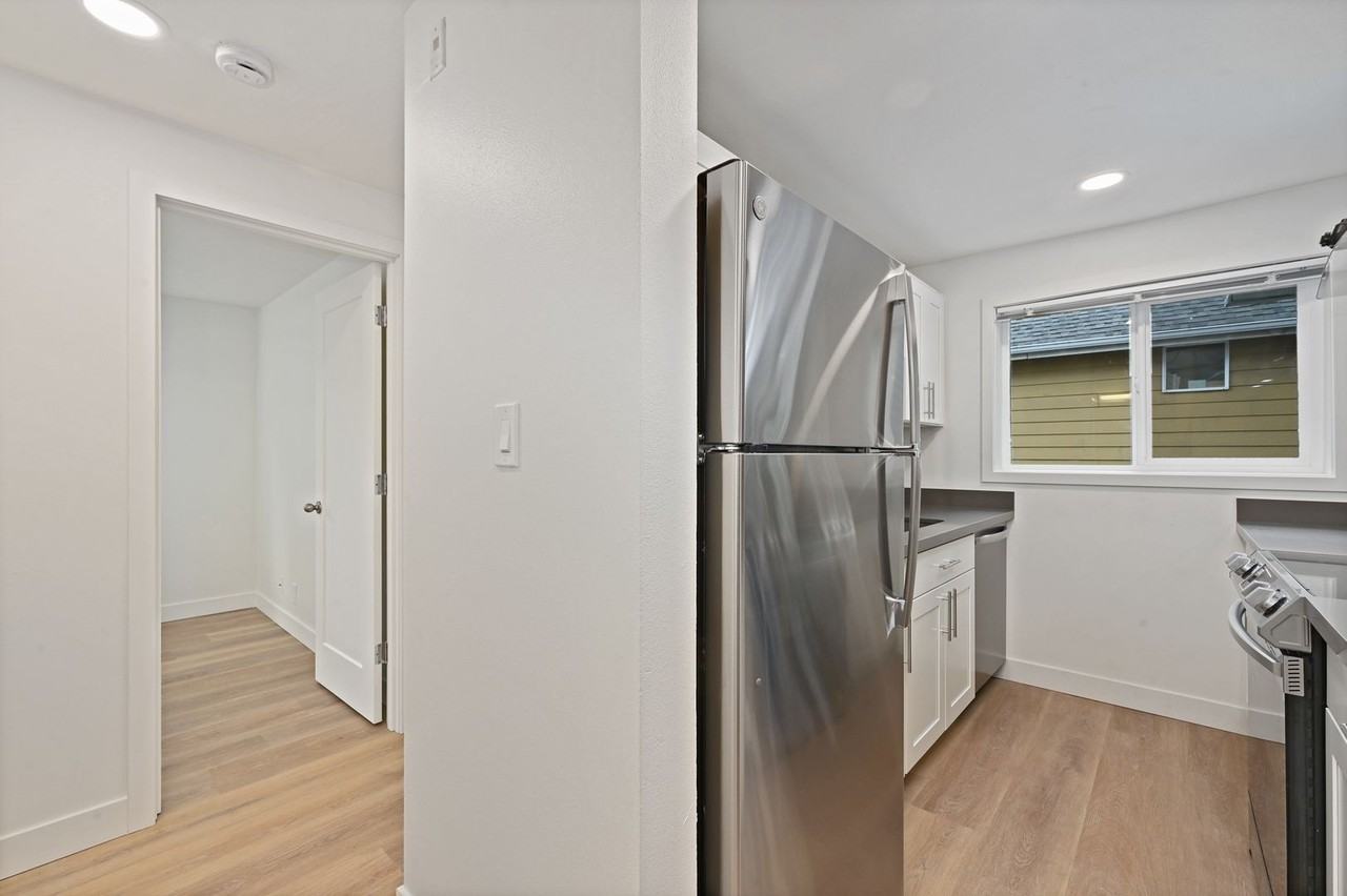 732 N 95th St - Photo 6 of 32