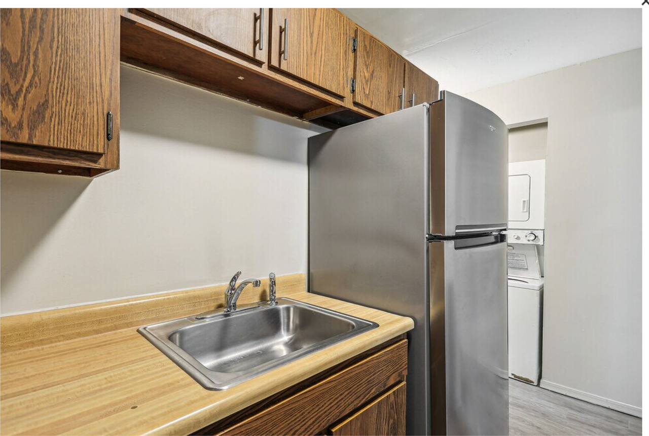 2403HI - Photo 2 of 8