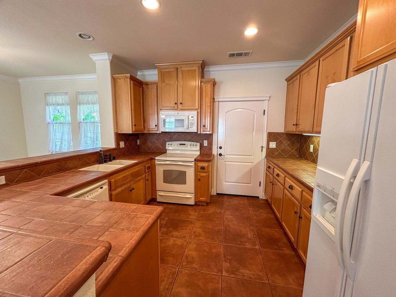 1340 Kate Ct - Photo 5 of 10