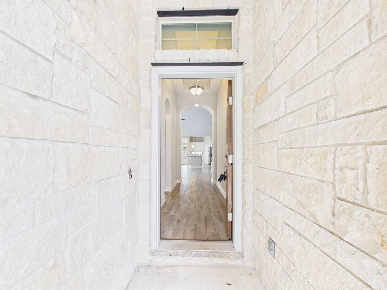 105 Auburn Cv - Photo 4 of 50
