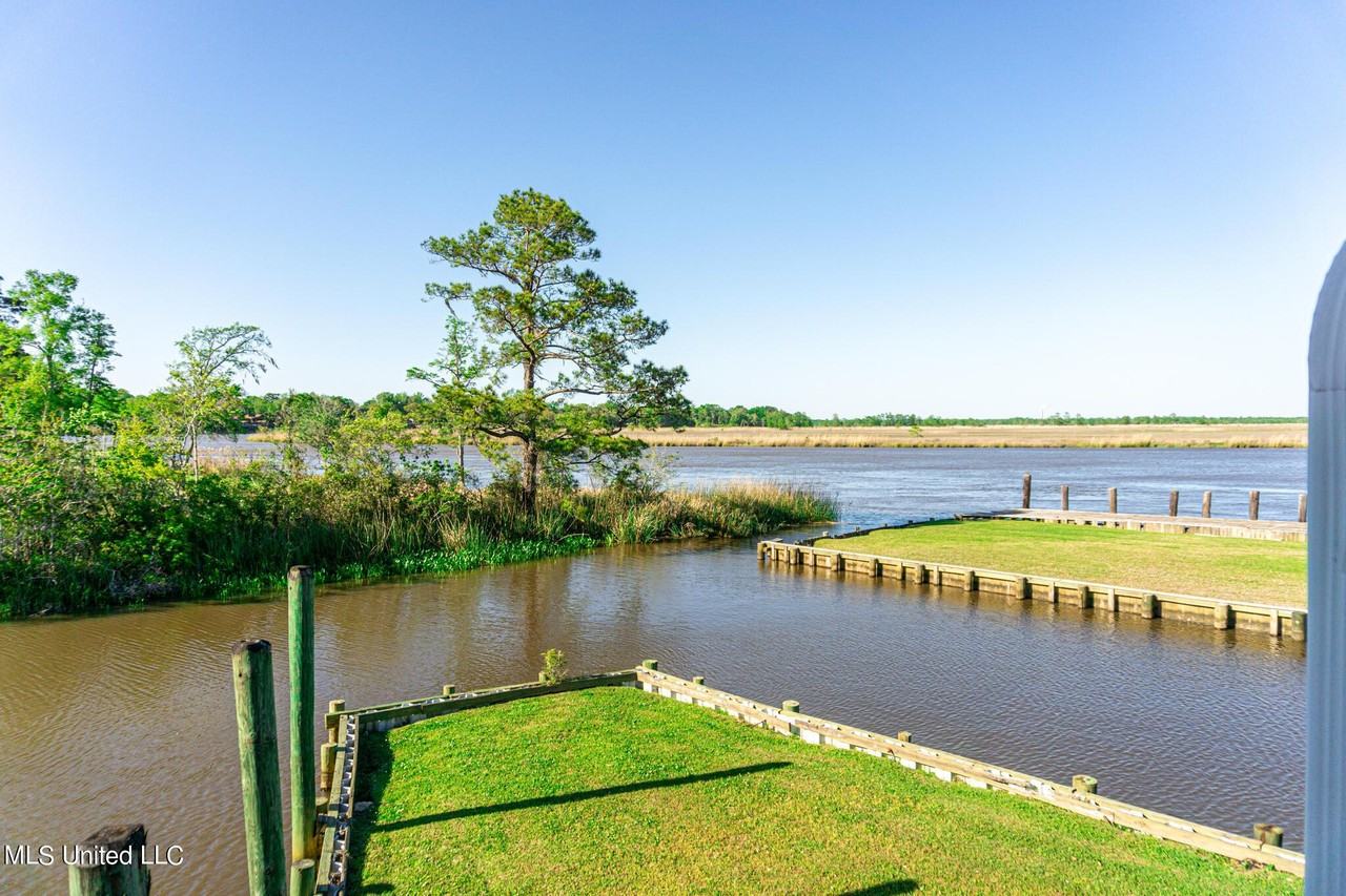 1102 Stanfield Point Rd - Photo 4 of 19