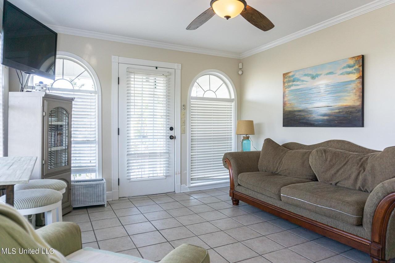 1102 Stanfield Point Rd - Photo 7 of 19