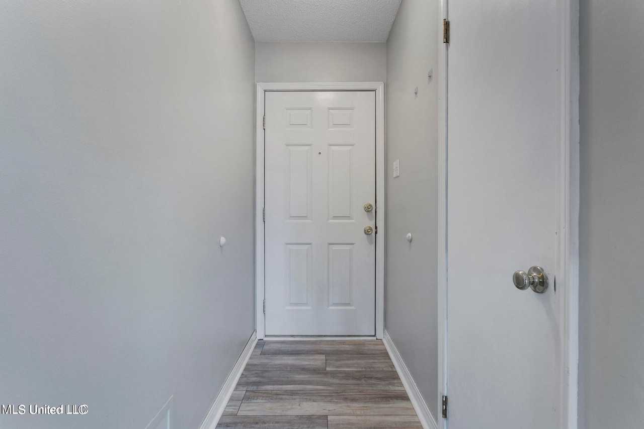 987 Bluff Rdg - Photo 3 of 26
