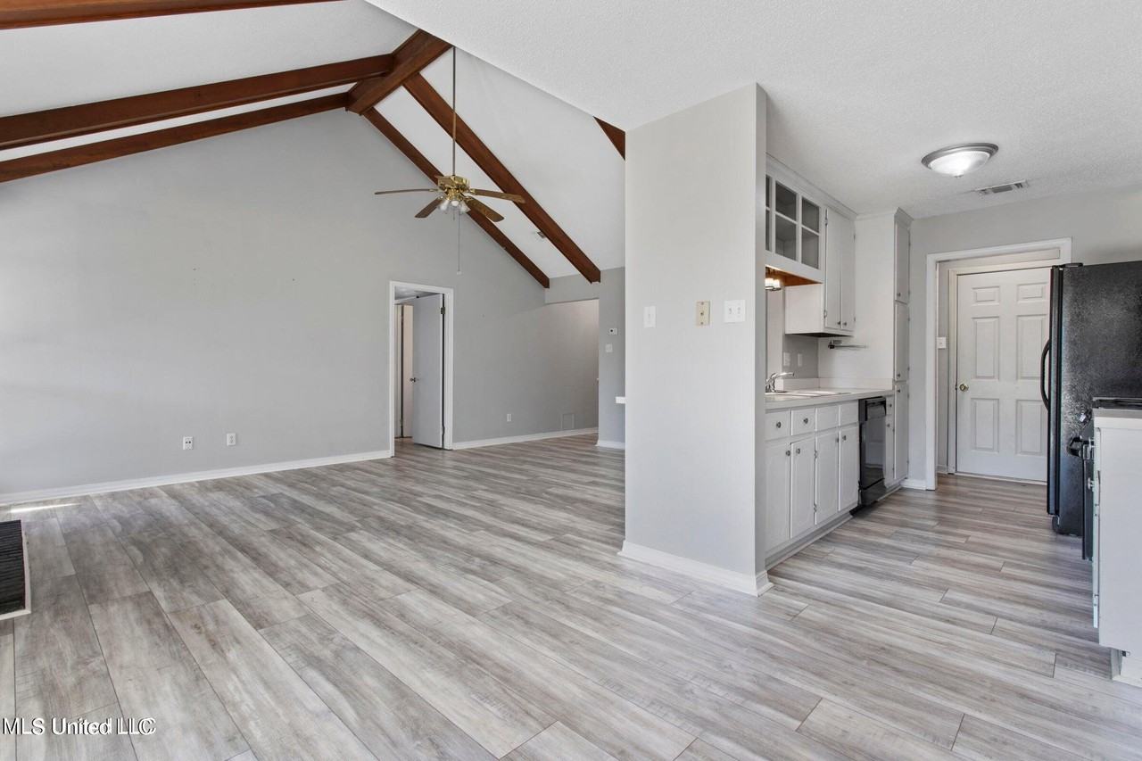 987 Bluff Rdg - Photo 5 of 26