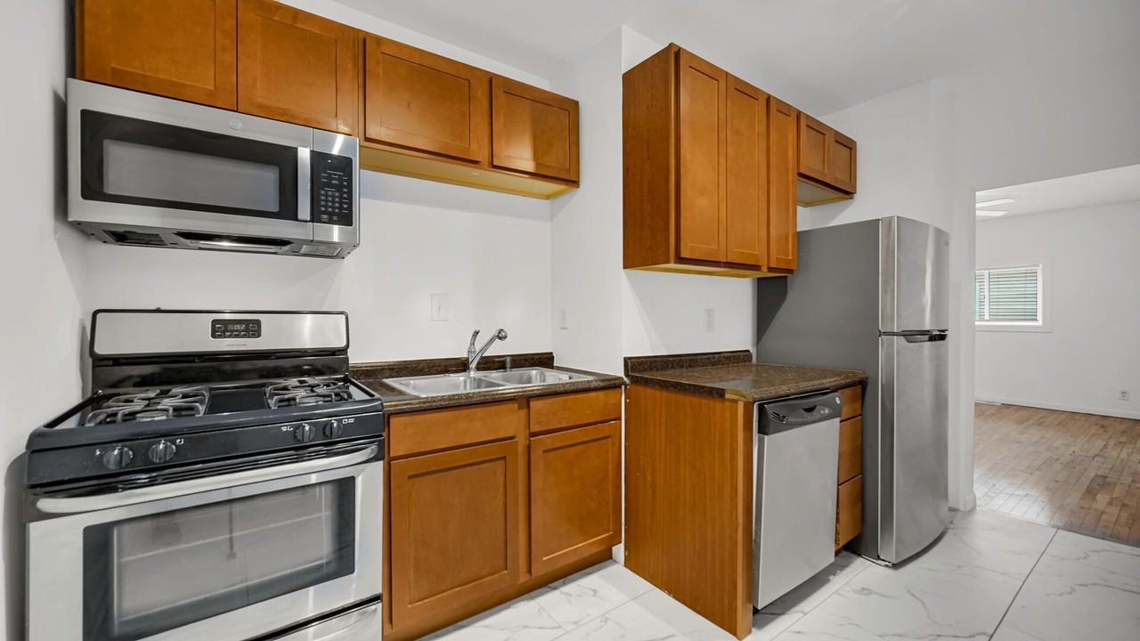 555 Locust St #1 - Photo 6 of 13