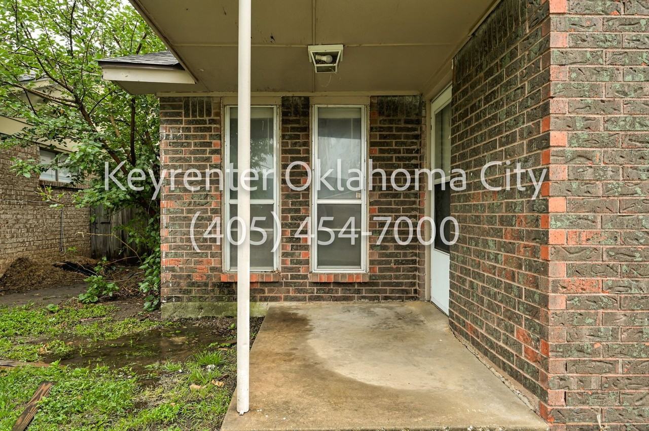 920 Sw 97th St - Photo 3 of 27