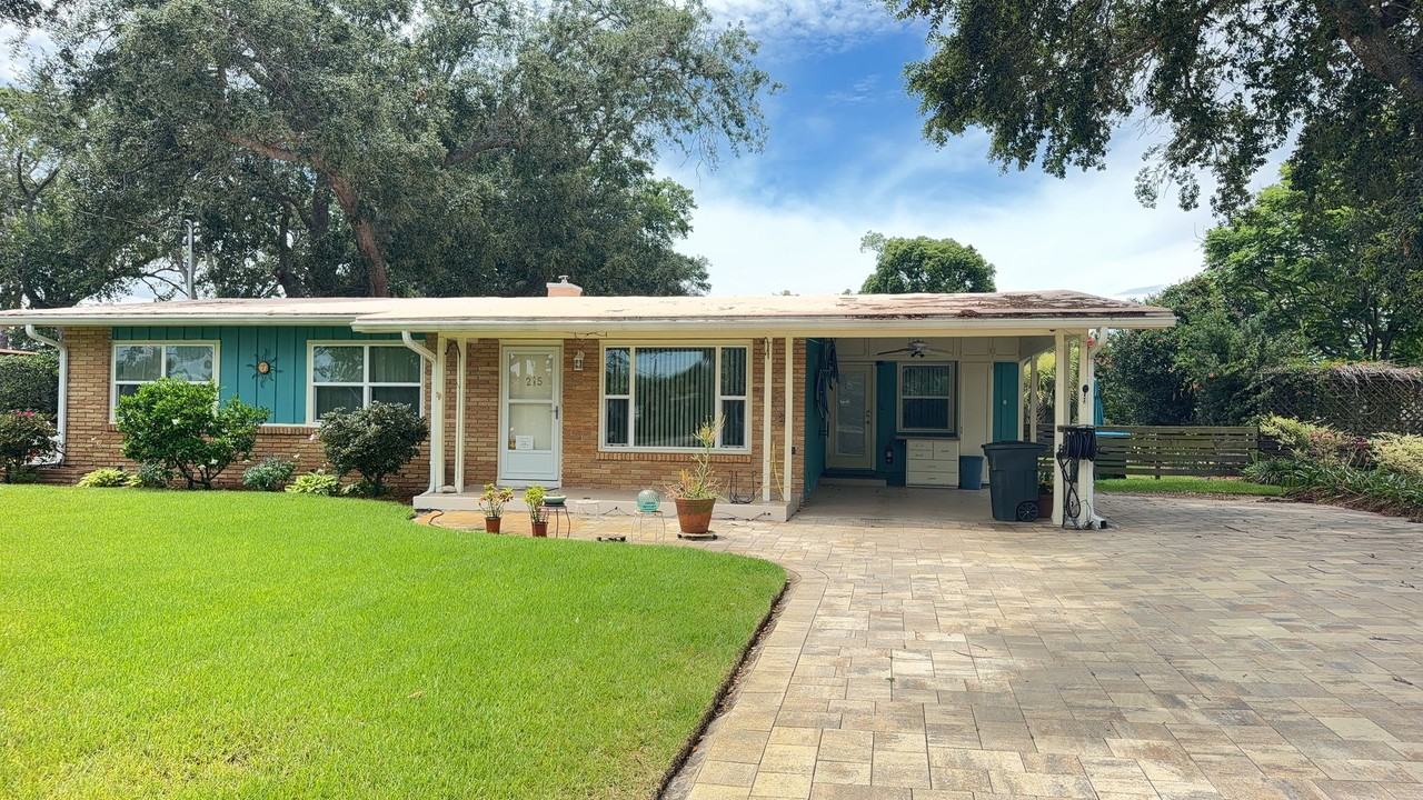 215 Woodlawn Dr - Photo 2 of 26
