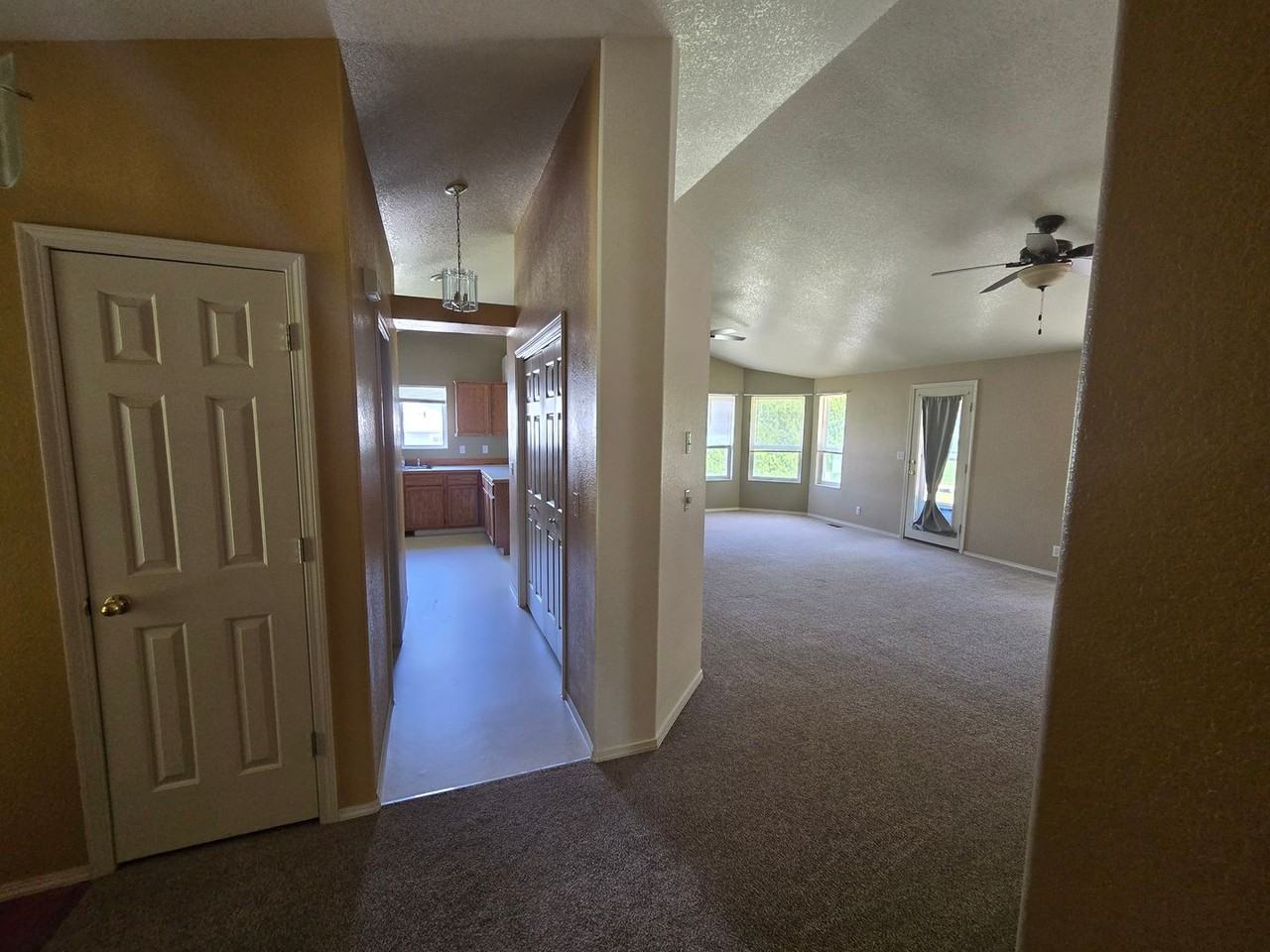 841 Beverly Hills Dr - Photo 3 of 9