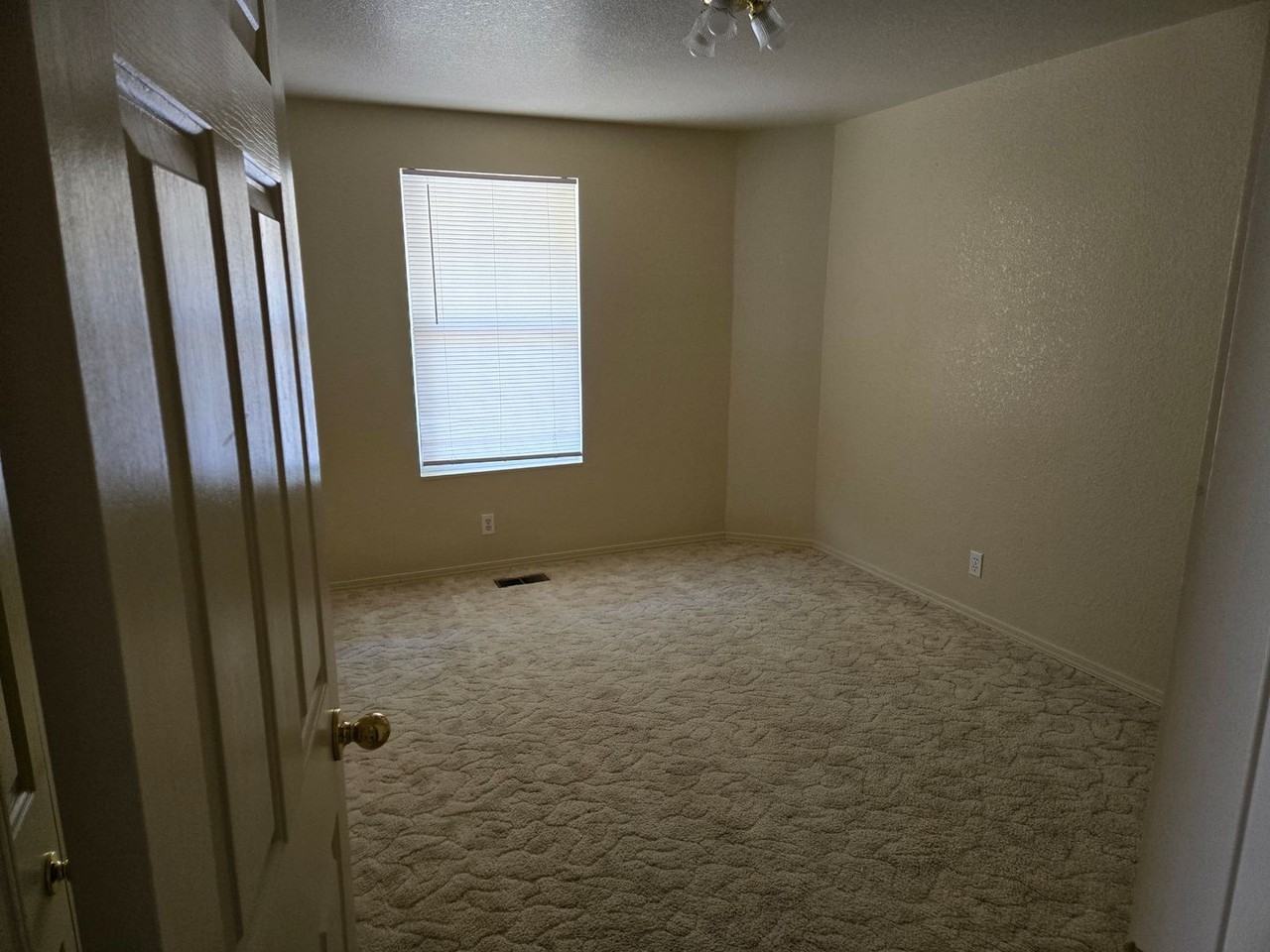 841 Beverly Hills Dr - Photo 4 of 9