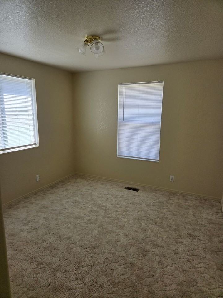 841 Beverly Hills Dr - Photo 5 of 9