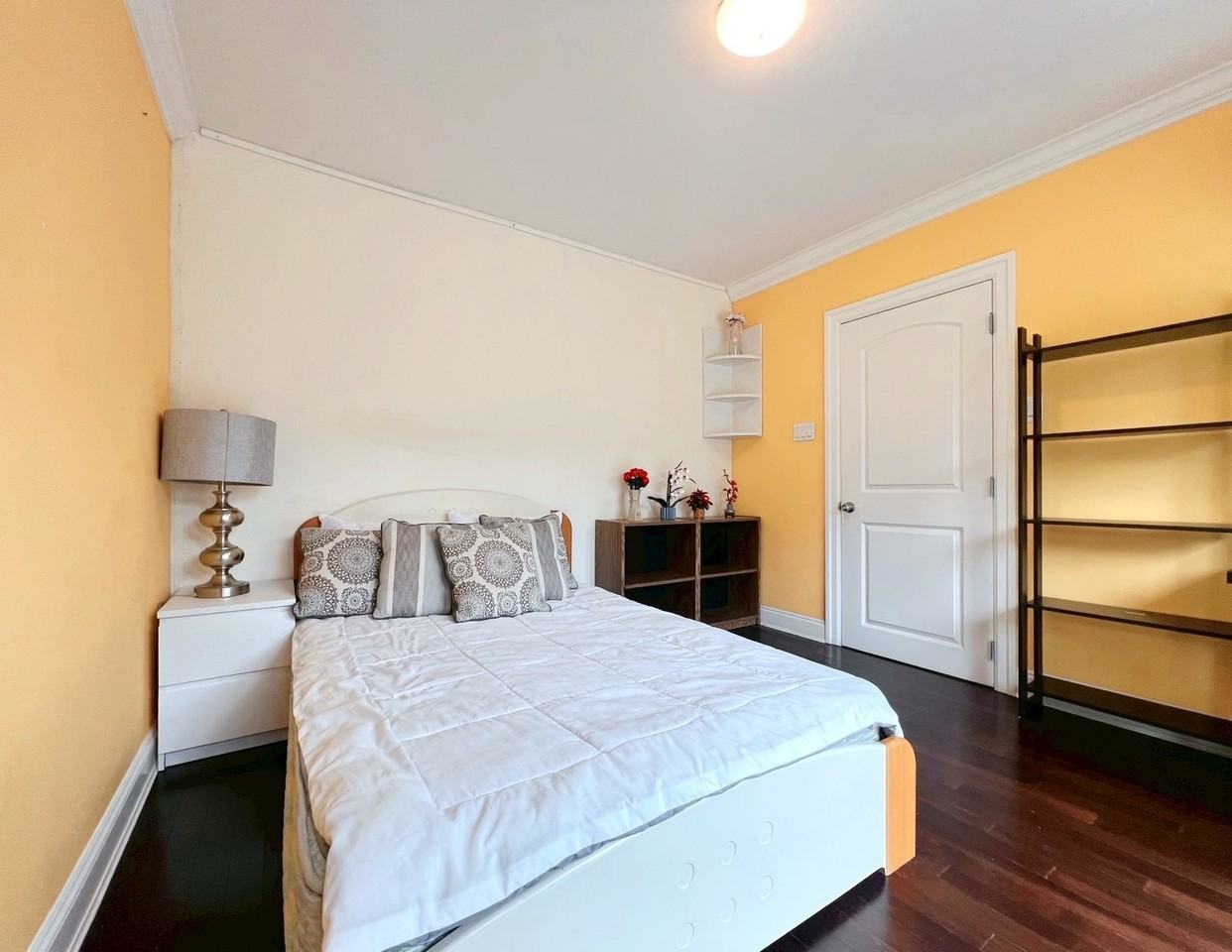 1563 Wesbrook Crescent - Photo 2 of 8