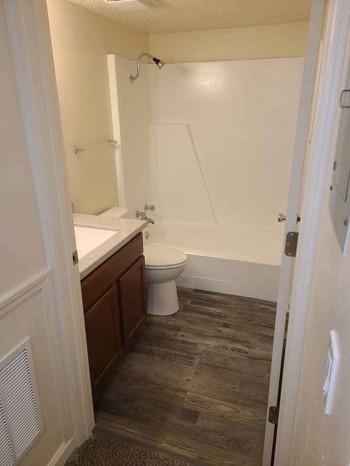 Woodlawn Park Apartments - Photo 7 of 14