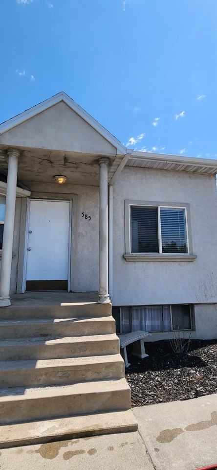 585 Southwest #UP - Photo 3 of 21