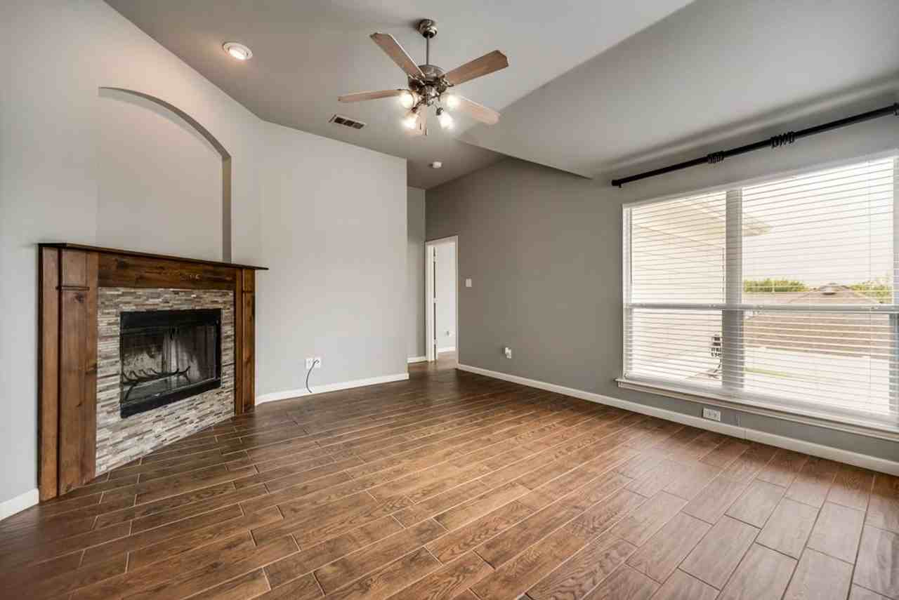 300 Creekside Dr - Photo 2 of 23