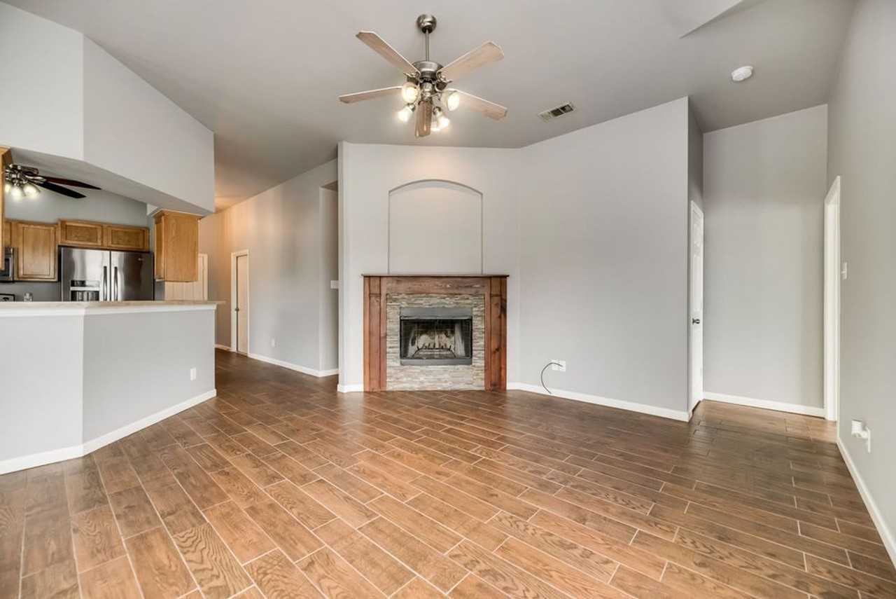 300 Creekside Dr - Photo 3 of 23