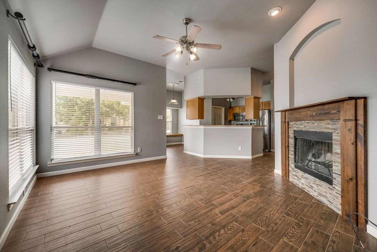 300 Creekside Dr - Photo 4 of 23