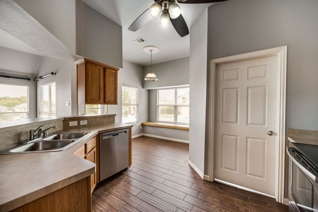 300 Creekside Dr - Photo 5 of 23