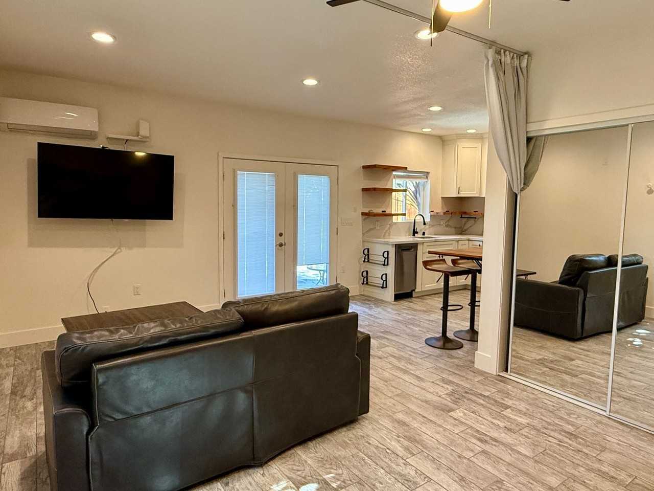 990 S Clover Ave - Photo 4 of 10