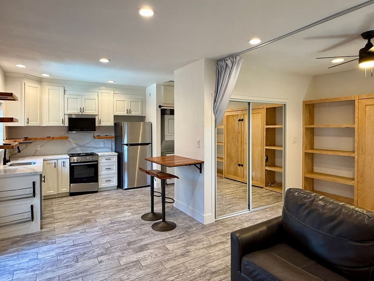 990 S Clover Ave - Photo 5 of 10