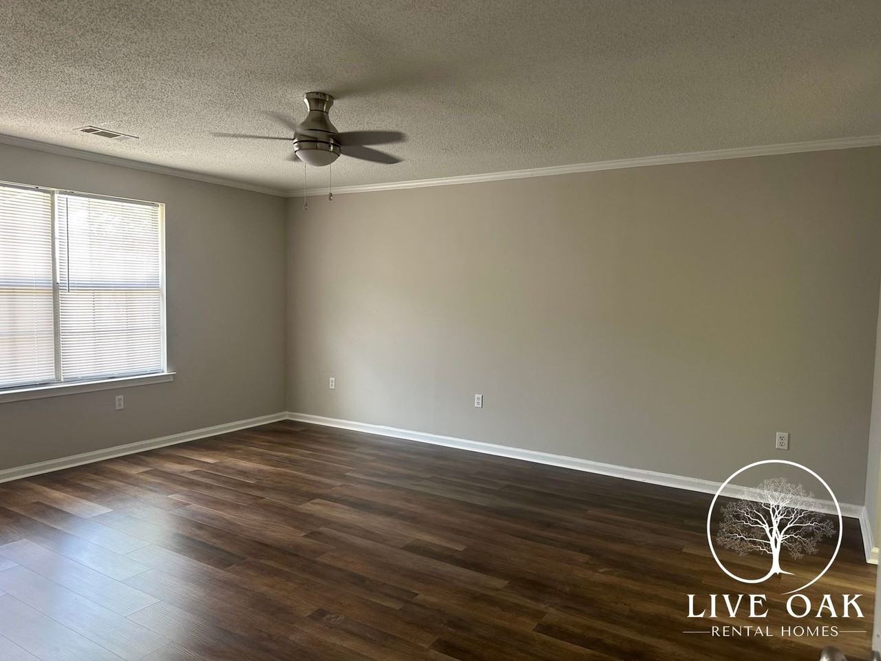 2323 Rowe St - Photo 7 of 11