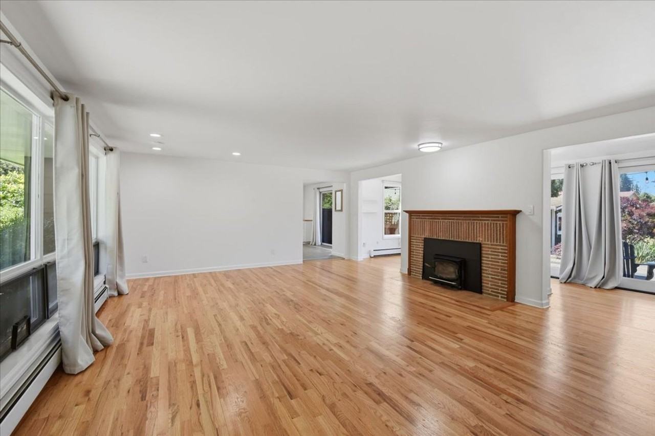 15551 Greenwood Ave N - Photo 2 of 21