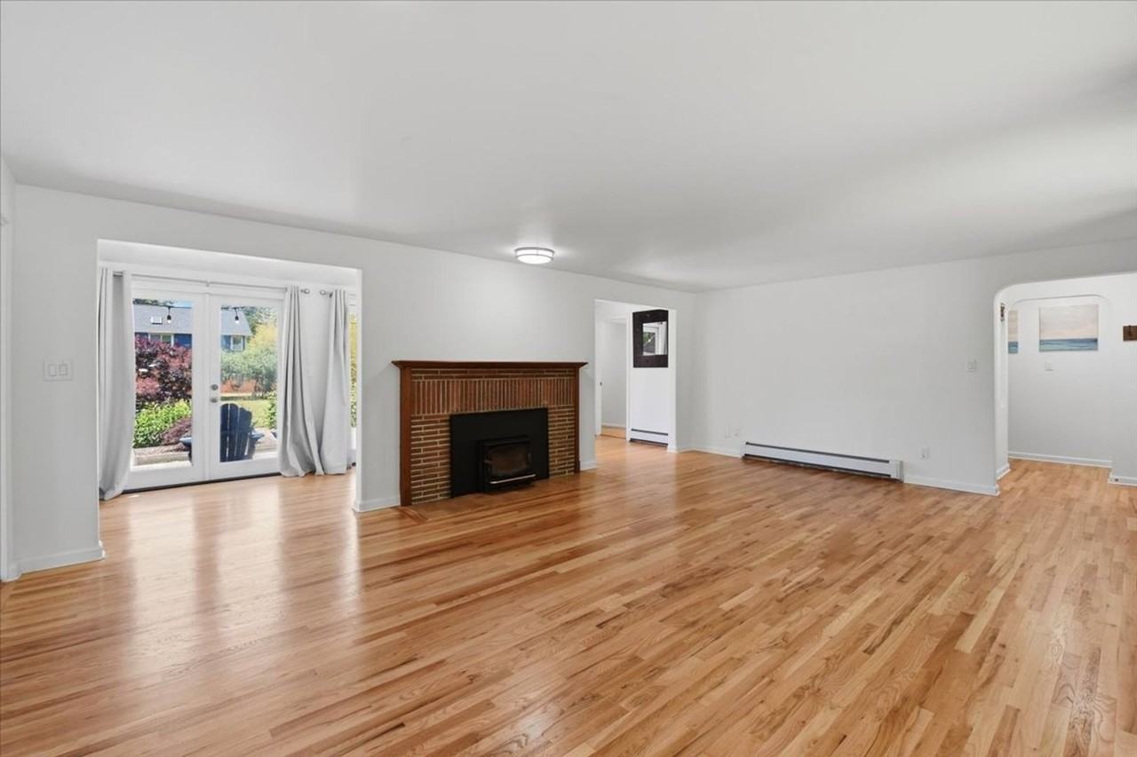 15551 Greenwood Ave N - Photo 3 of 21