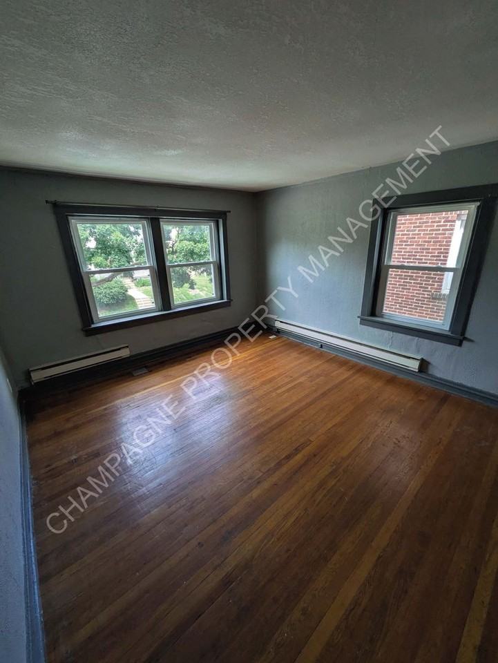 1123 W 40th St - Photo 3 of 15