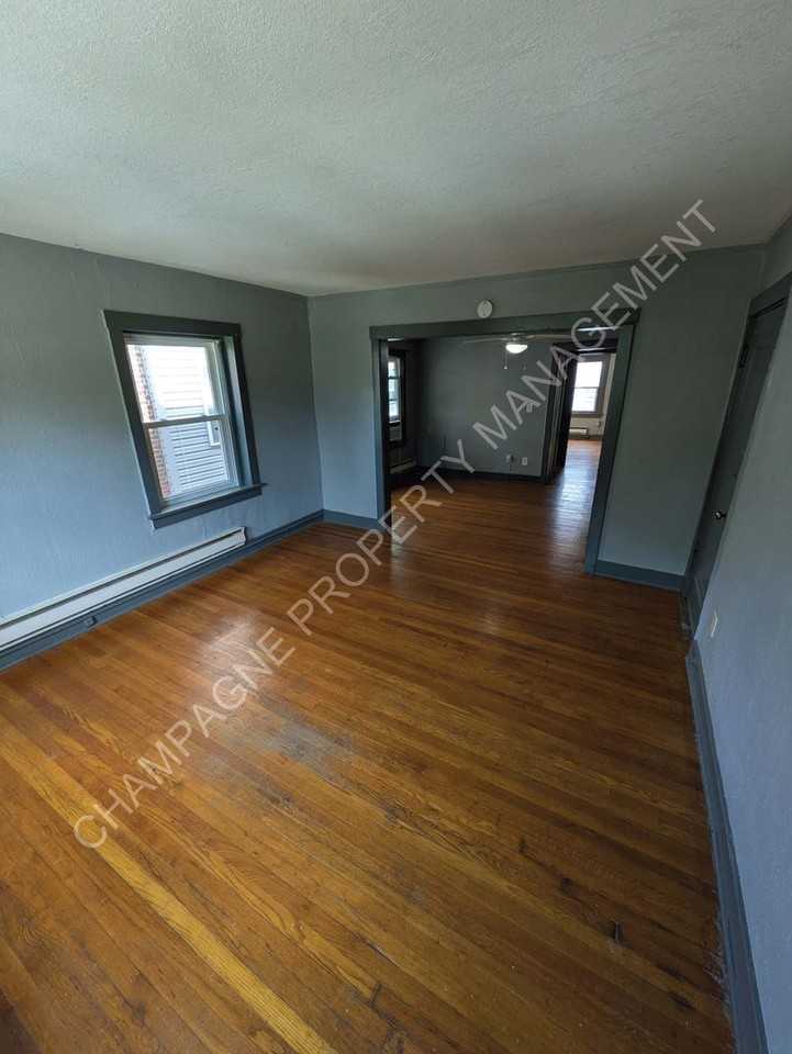 1123 W 40th St - Photo 4 of 15