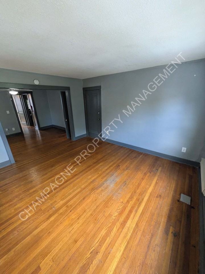 1123 W 40th St - Photo 5 of 15