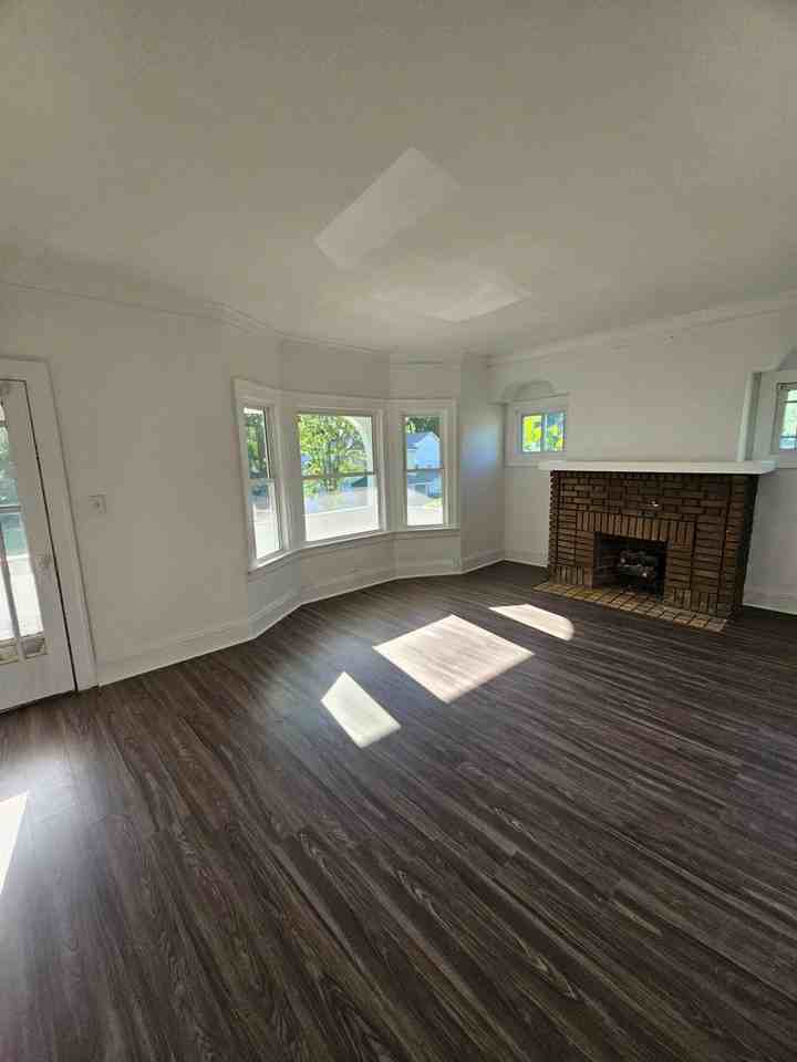 1111 E 114th St #UP - Photo 2 of 13