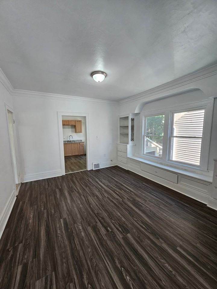1111 E 114th St #UP - Photo 4 of 13